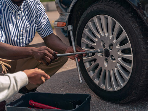 汽车救援提醒您爆胎后更换轮胎的基本步骤和注意事项
