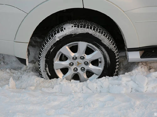 雪地行车：汽车陷入雪沟的脱困方法