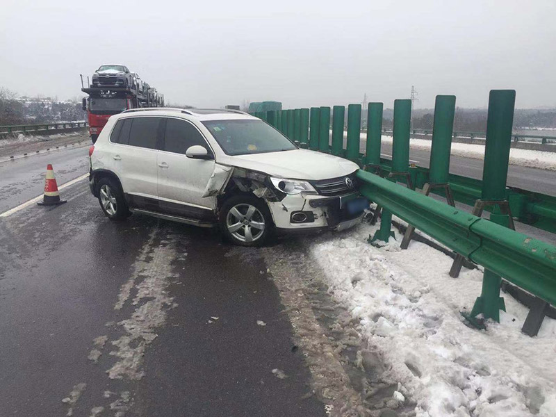 寒潮暴雪天气下拖车救援的应急准备与操作指南