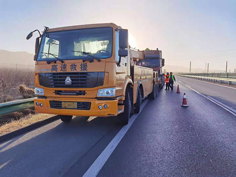 班玛汽车雪地困境救援：专业团队如何助您脱困？