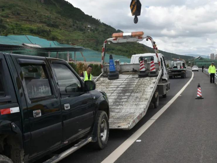 南宁道路救援：24小时紧急服务，助您摆脱困境